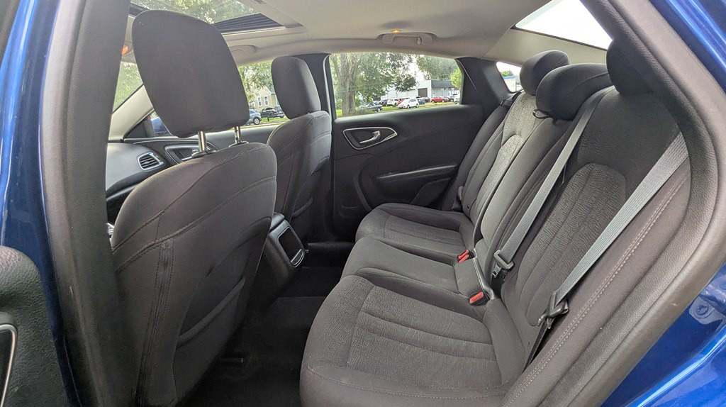 2015 Chrysler 200 Image 23