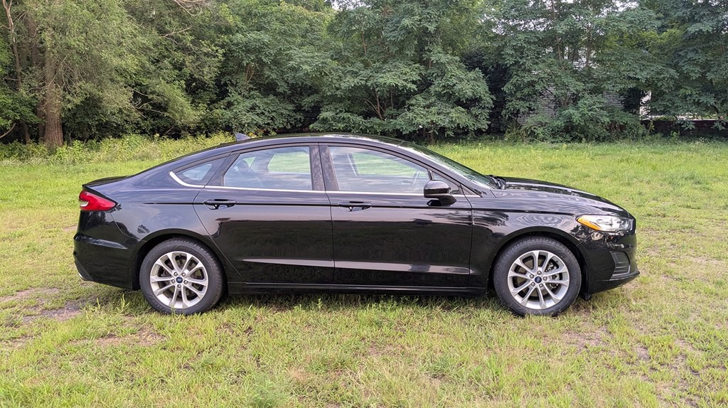 2020 Ford Fusion Image 2