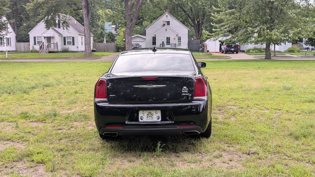 2016 Chrysler 300 Image 4