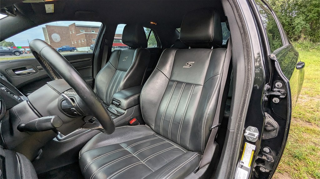 2016 Chrysler 300 Image 9