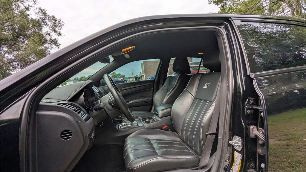 2016 Chrysler 300 Image 10