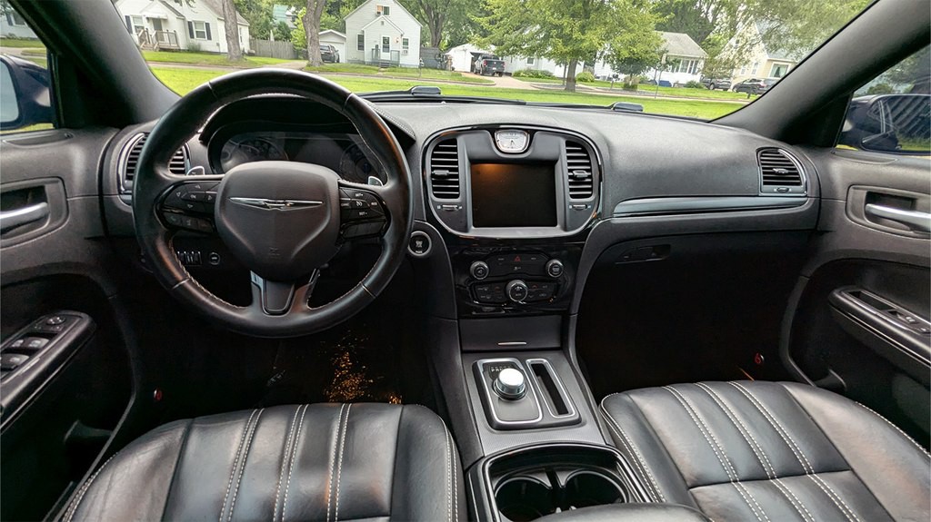 2016 Chrysler 300 Image 11