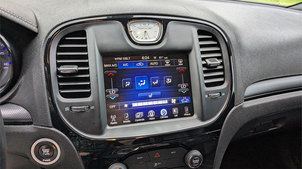 2016 Chrysler 300 Image 14