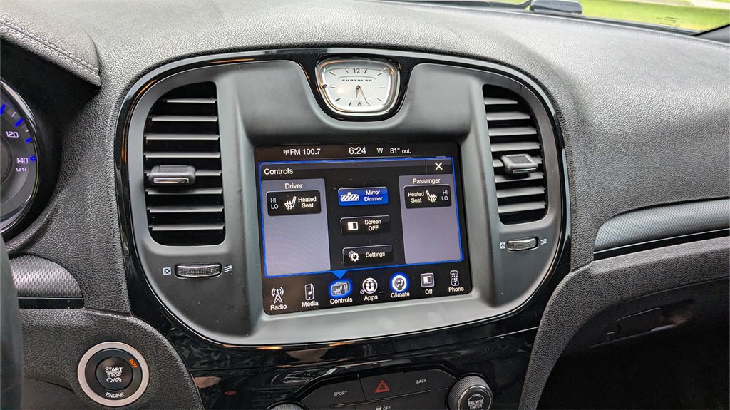 2016 Chrysler 300 Image 16
