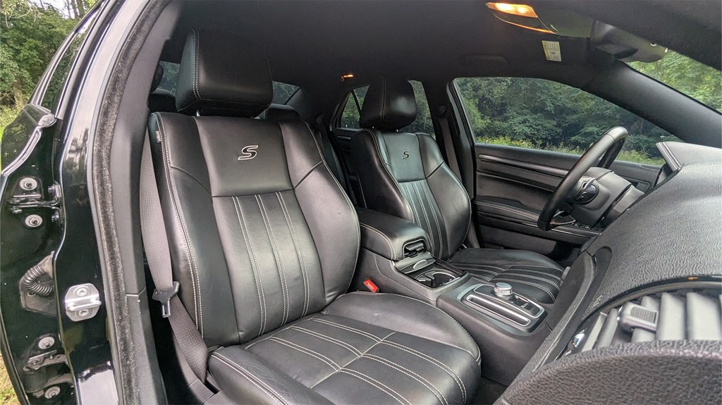 2016 Chrysler 300 Image 21