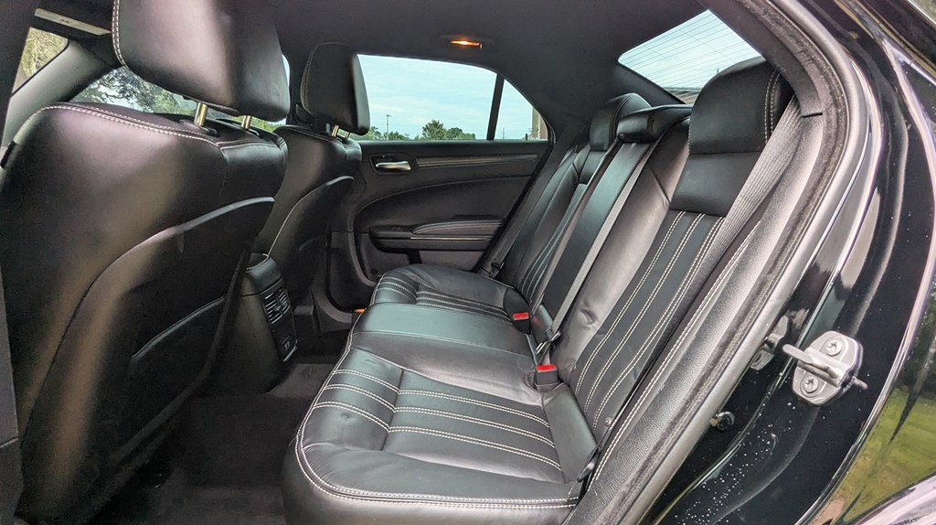 2016 Chrysler 300 Image 22