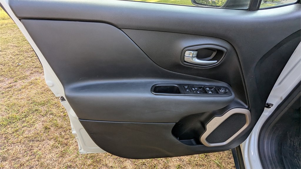 2015 Jeep Renegade Image 20