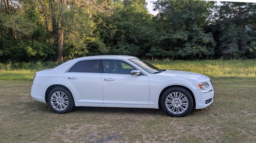 2014 Chrysler 300 Image 2