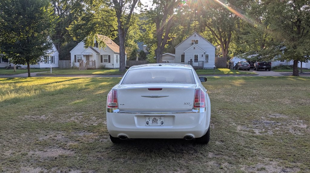 2014 Chrysler 300 Image 4