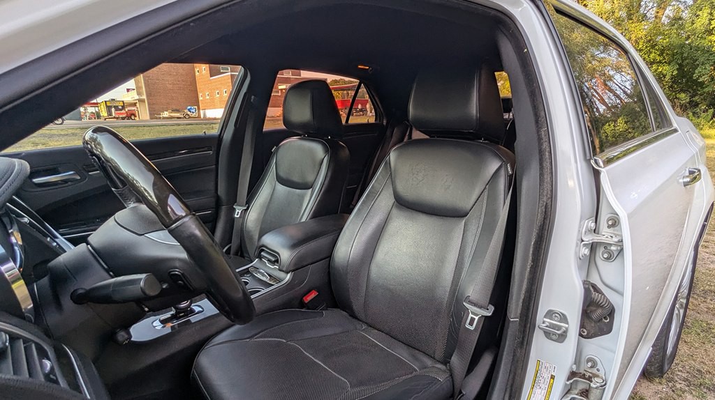 2014 Chrysler 300 Image 9