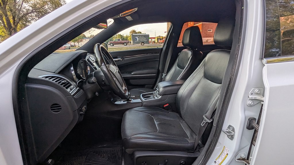 2014 Chrysler 300 Image 10