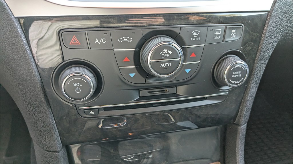 2014 Chrysler 300 Image 16
