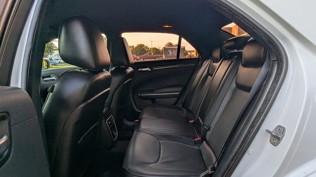 2014 Chrysler 300 Image 22