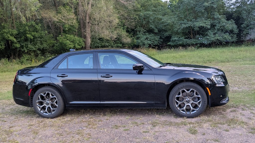 2016 Chrysler 300 Image 2