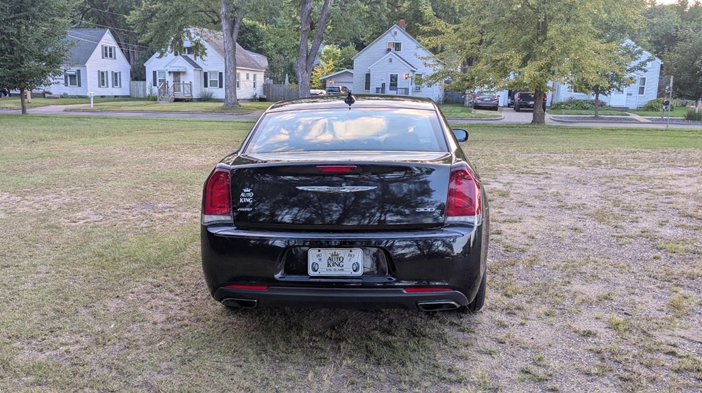 2016 Chrysler 300 Image 4