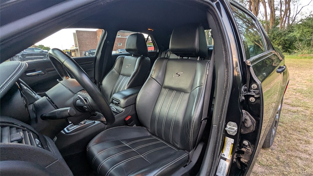 2016 Chrysler 300 Image 9