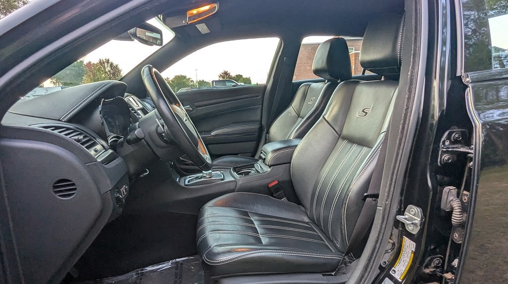 2016 Chrysler 300 Image 10