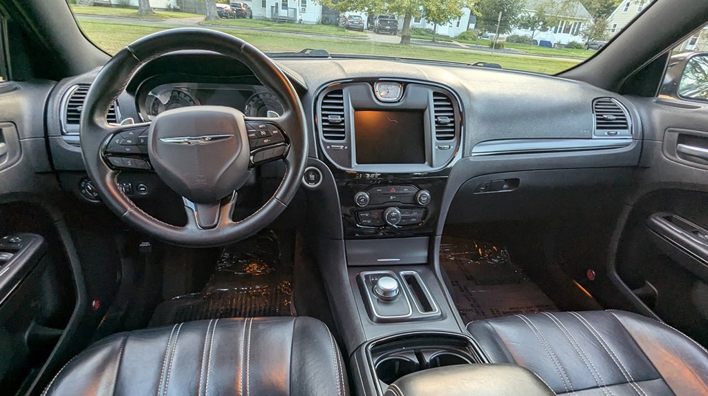2016 Chrysler 300 Image 11
