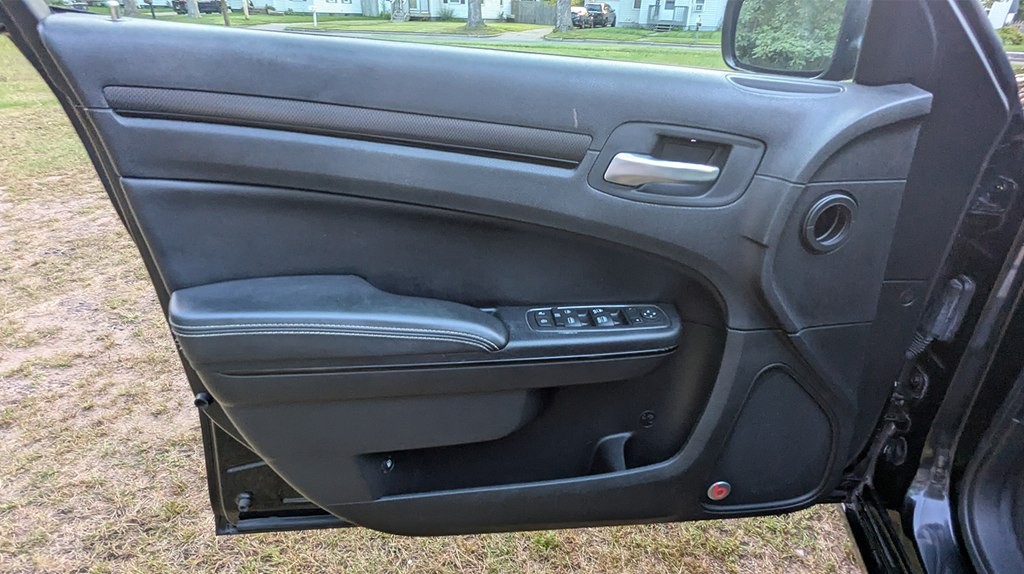 2016 Chrysler 300 Image 21