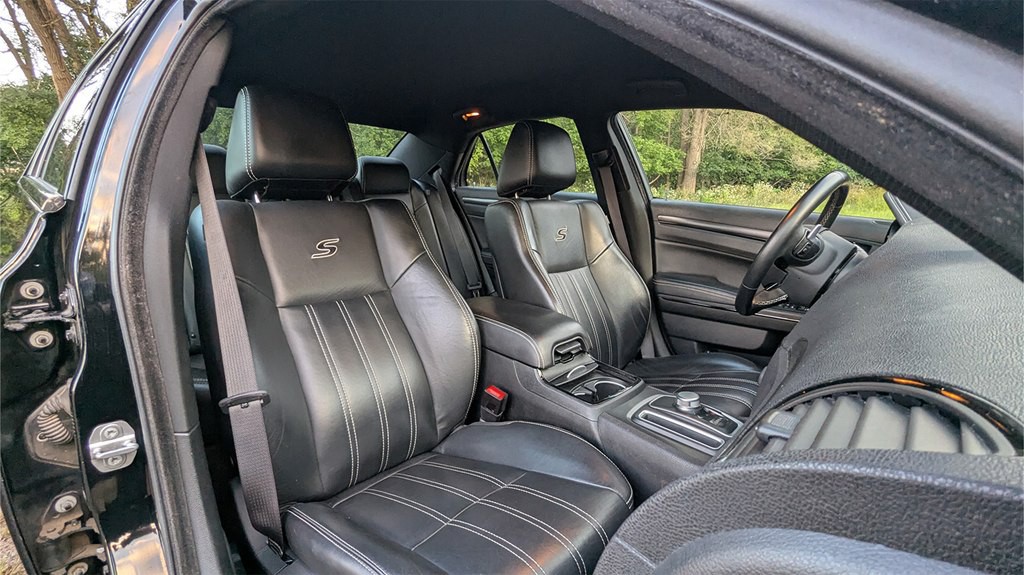2016 Chrysler 300 Image 22
