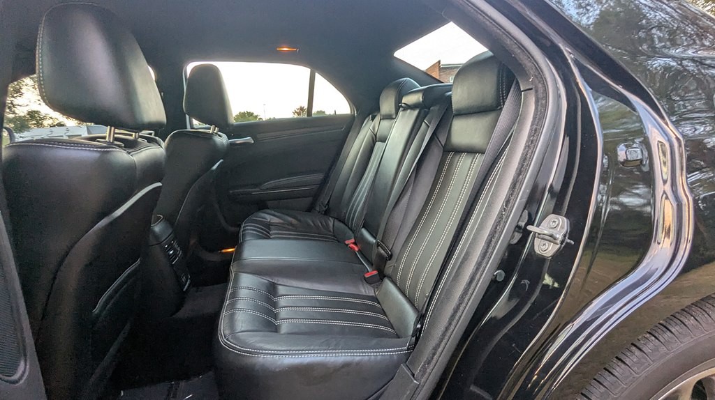 2016 Chrysler 300 Image 24