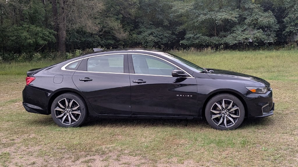 2017 Chevrolet Malibu Image 2