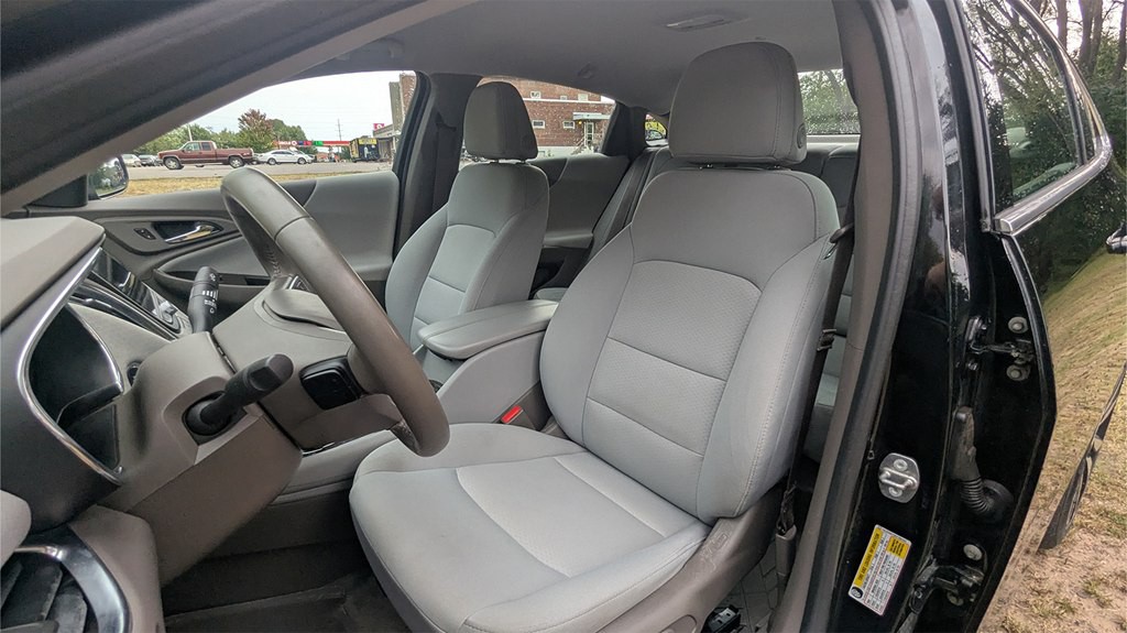 2017 Chevrolet Malibu Image 9