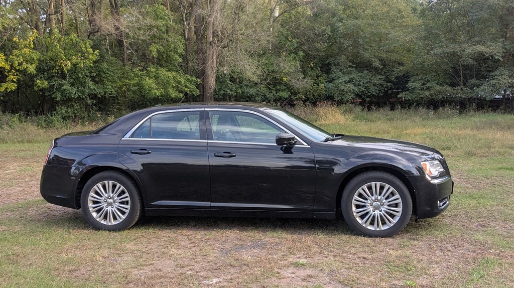 2014 Chrysler 300 Image 2