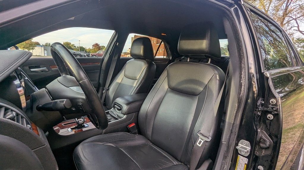 2014 Chrysler 300 Image 9