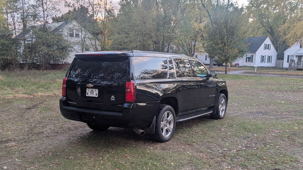 2015 Chevrolet Suburban Image 3