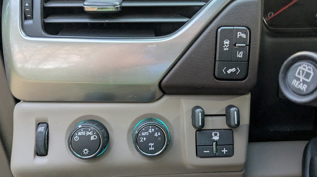 2015 Chevrolet Suburban Image 18