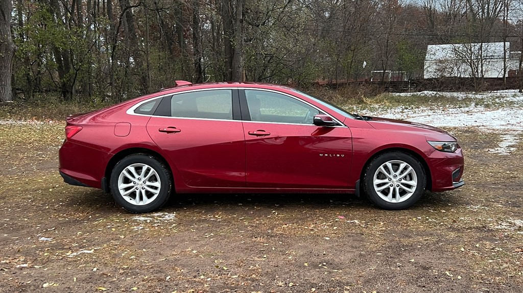 2018 Chevrolet Malibu Image 2