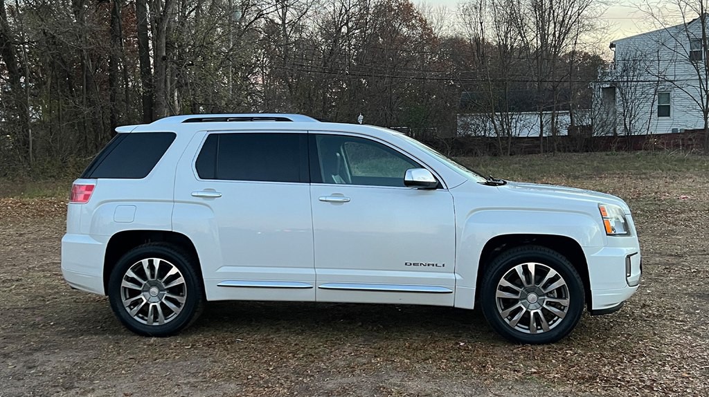 2017 GMC Terrain Image 2