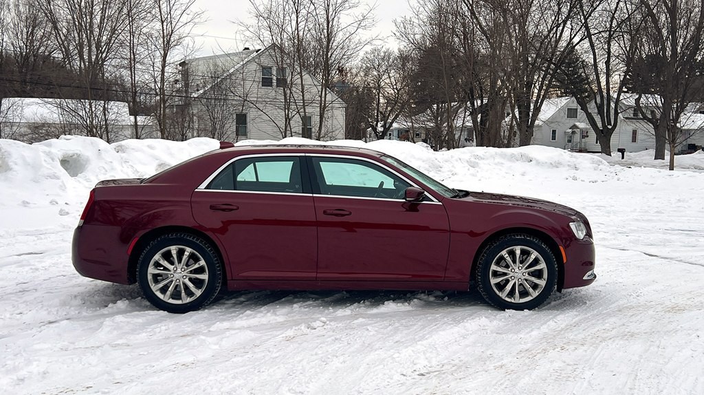2017 Chrysler 300 Image 2