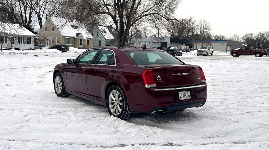 2017 Chrysler 300 Image 5