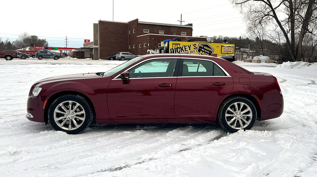 2017 Chrysler 300 Image 6