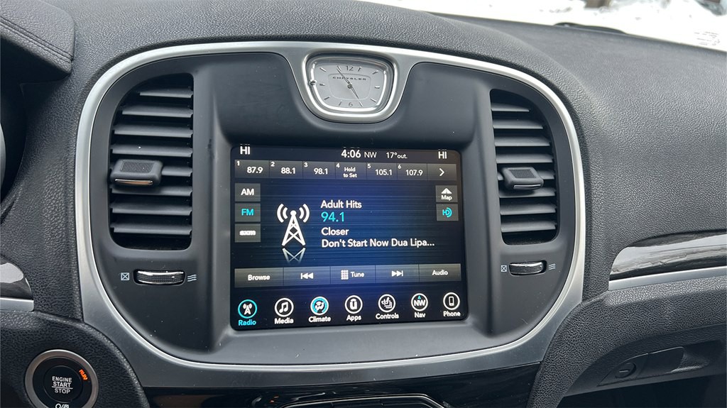 2017 Chrysler 300 Image 14