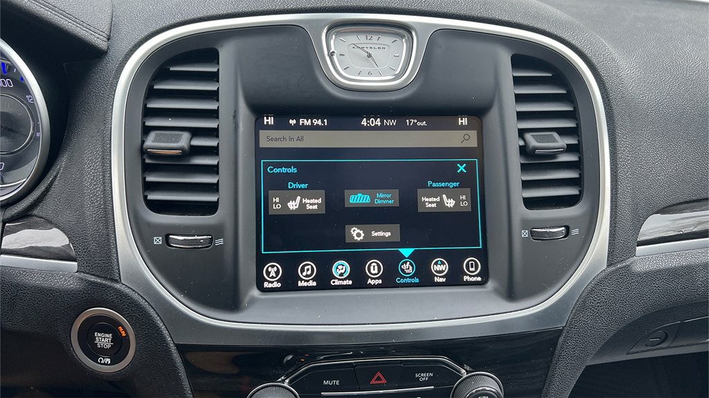 2017 Chrysler 300 Image 16