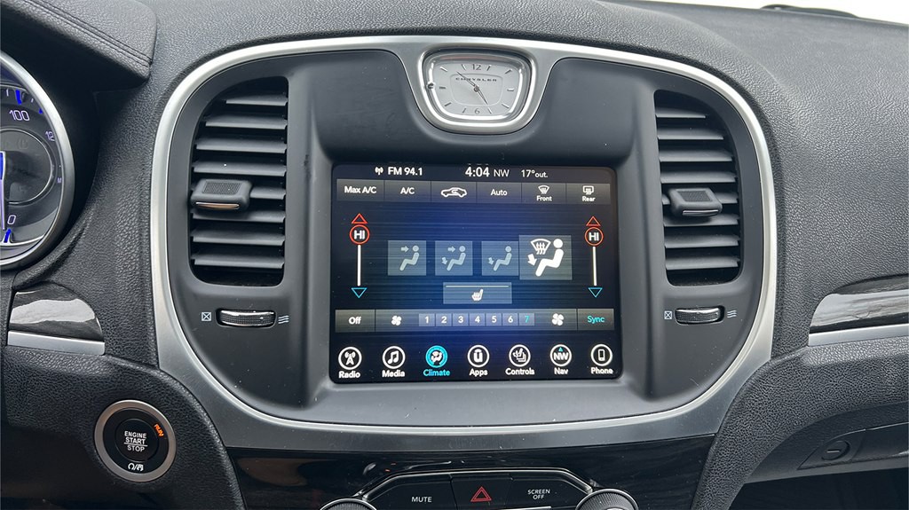 2017 Chrysler 300 Image 17