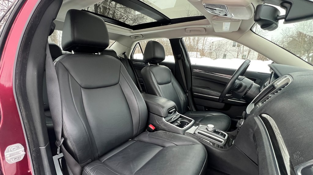 2017 Chrysler 300 Image 24