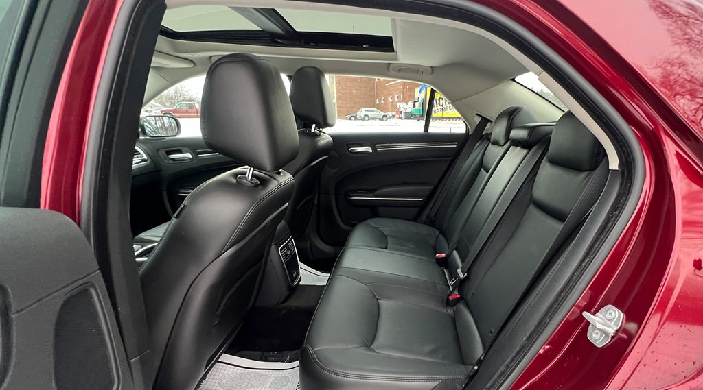 2017 Chrysler 300 Image 27