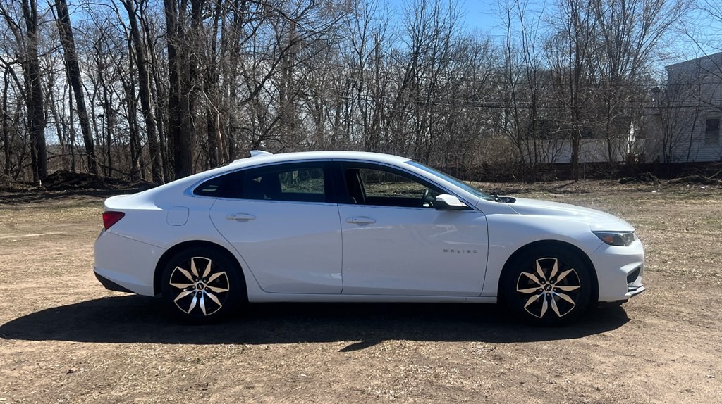 2016 Chevrolet Malibu Image 2
