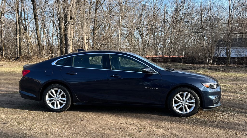 2017 Chevrolet Malibu Image 2