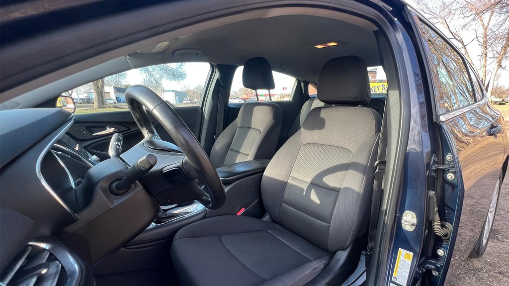 2017 Chevrolet Malibu Image 9