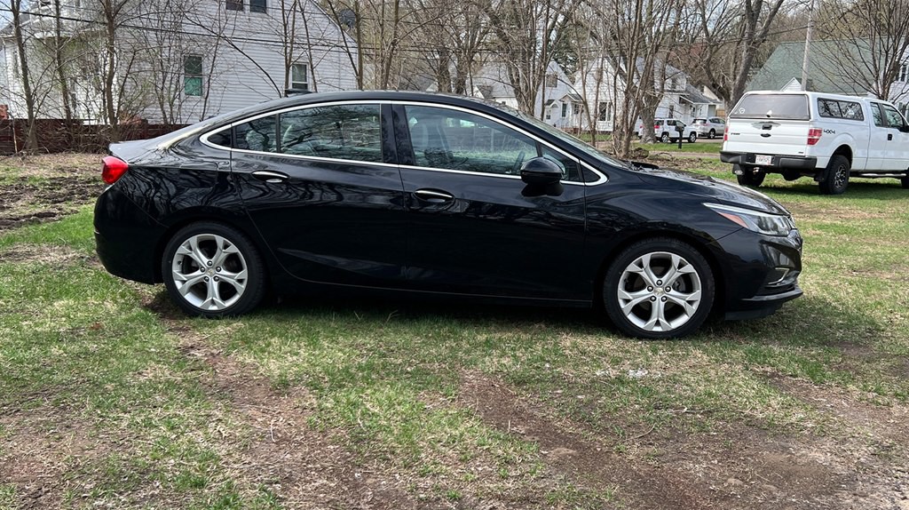 2017 Chevrolet Cruze Image 2