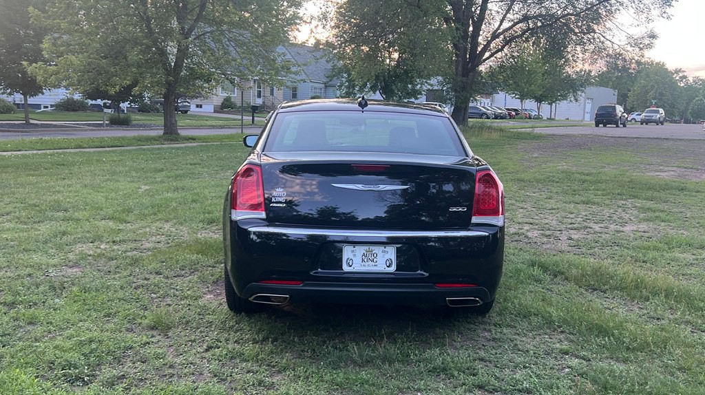 2020 Chrysler 300 Image 4