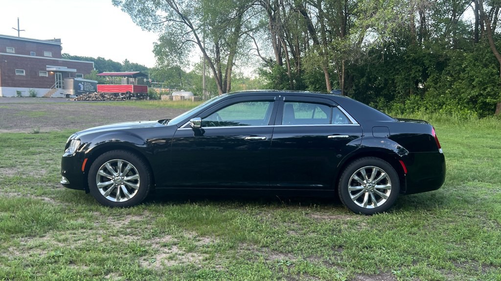 2020 Chrysler 300 Image 6