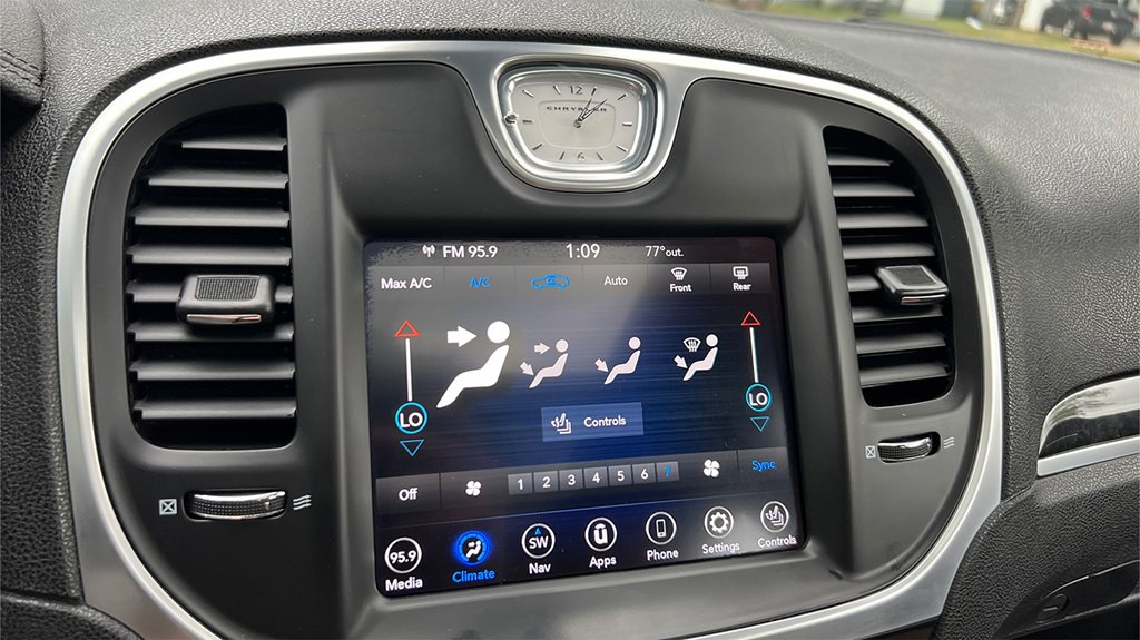 2020 Chrysler 300 Image 14