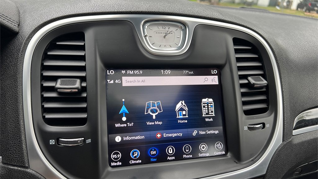 2020 Chrysler 300 Image 15