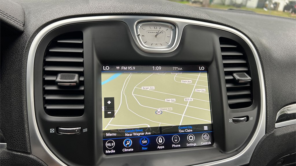2020 Chrysler 300 Image 16